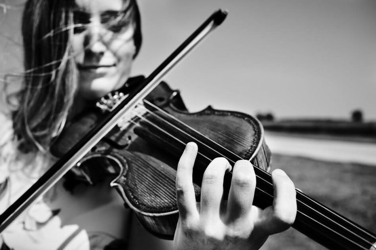 violinista para bodas donde se ven los dedos tocando las cuerdas del violín