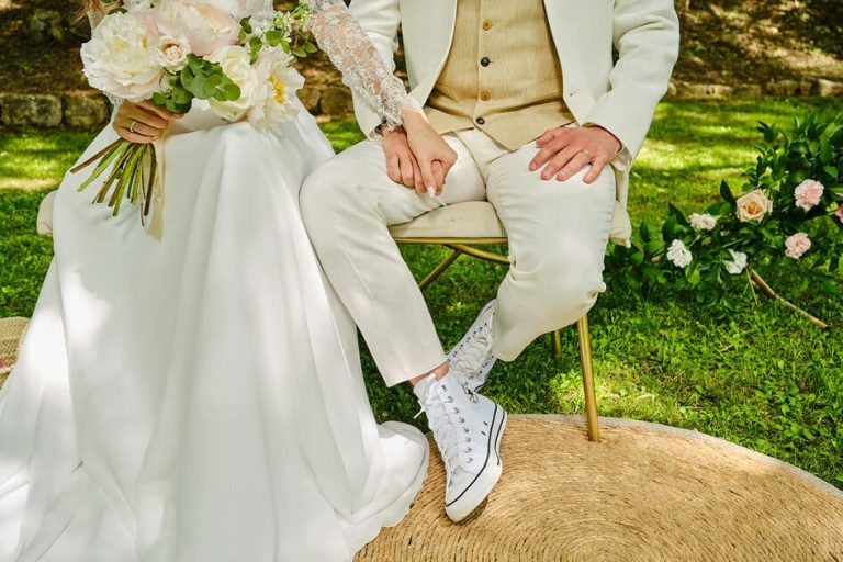 Pareja cogiendose la mano mientras escucha canciones para bodas