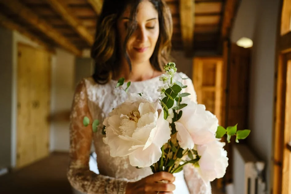 Una novia cogiendo el ramo para su Boda en Barcelona