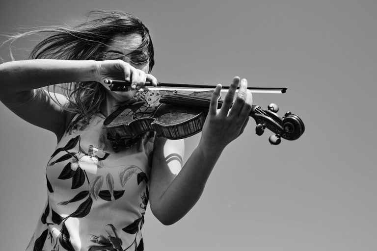 Violinista per casaments tocant el violí en un entorn amb vent