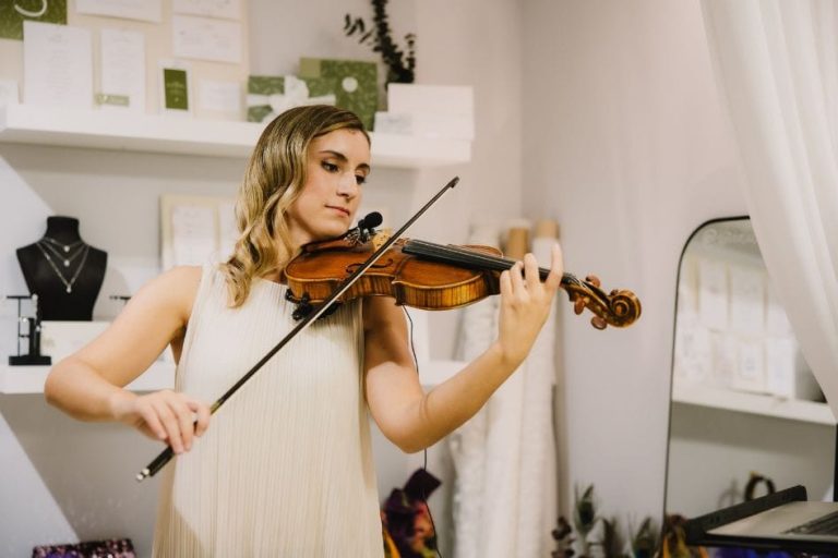 violinista para eventos tocando con un vestido blanco en una boutique de Barcelona