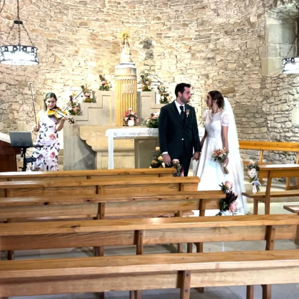 pareja que ha sabido contratar músicos para bodas que toquen canciones románticas para bodas