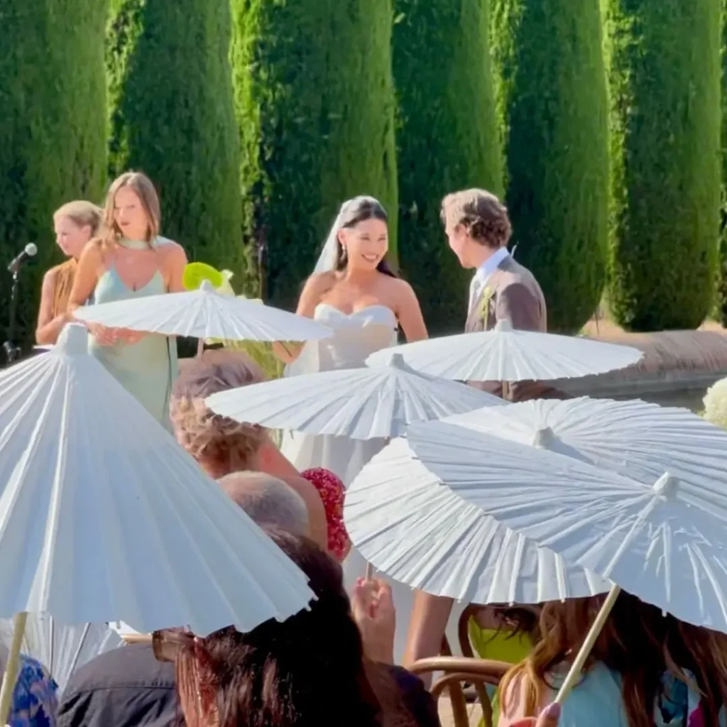 Salida de los novios con Canciones romanticas para bodas